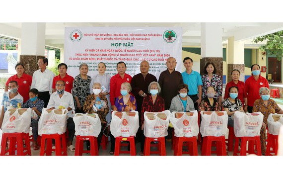 組委會向藝人養老院的老藝人贈送禮物。