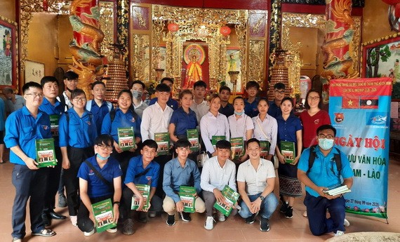 老撾大學生團在溫陵會館留影。