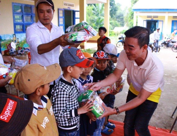 “愛心之家”慈善組向邦芳學校的小朋友們派發禮物。
