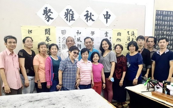 林漢城與學生們歡聚一堂。