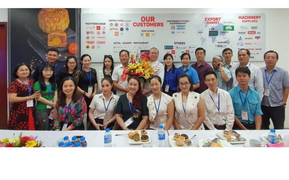 張國林書記(後排左五)送花藍給高肇力總經理(左六)及全體代表合照。