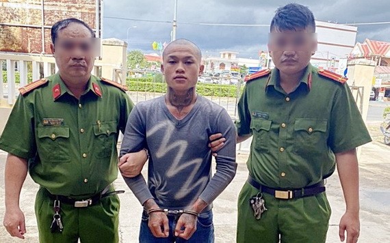 涉嫌殺人嫌犯郭文創（中）被逮捕。（圖源：D.T）