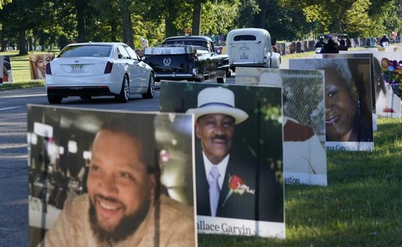 在美國底特律的貝爾島公園一隊車輛駛過新冠逝者的照片。（圖源：互聯網）