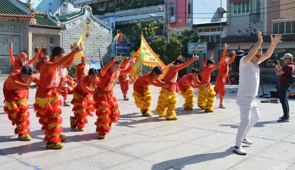 劉劍昌師傅指導舞獅技術。