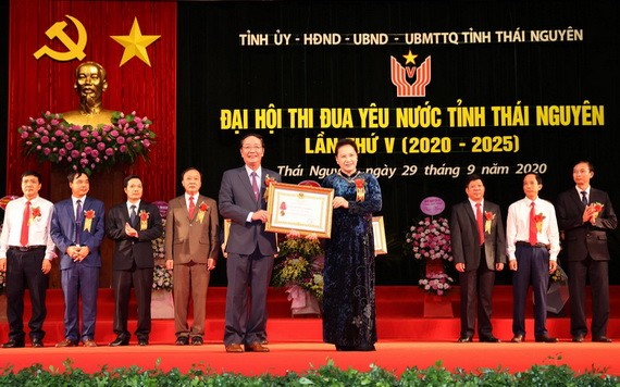 國會主席阮氏金銀代表黨和國家領導向太原省若干集體和個人建設社會主義與捍衛祖國事業取得出色成績轉授國家主席的一等勞動勳章與二等勞動勳章。（圖源：越通社）