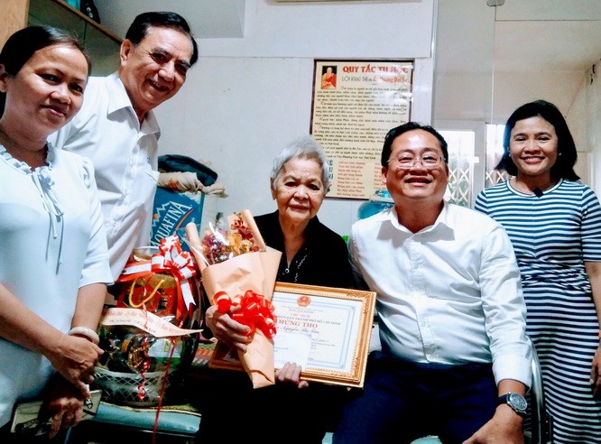 第十一郡領導向華人高齡者祝壽 ảnh 1