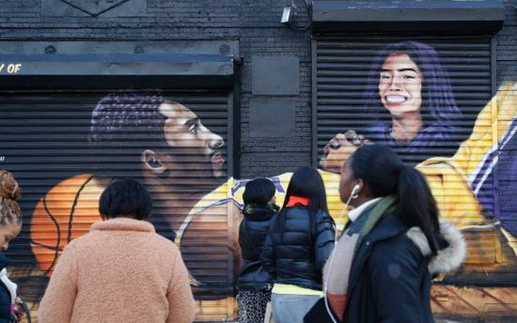 美國紐約巴克萊體育中心外，人們紛紛在一幅新的悼念科比主題的塗鴉前駐足。（圖源：互聯網）