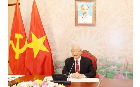 在黨中央辦事處，總書記、國家主席阮富仲與中共中央總書記、國家主席習近平直接電談。（圖源：越通社）