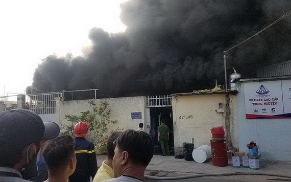 圖為2020年2月21日，平新郡的某一塑料廠失火，現場濃煙直衝天際。（圖源：誠鐘）