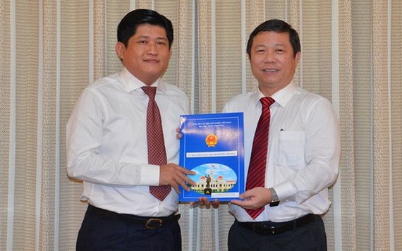 市人委會副主席楊英德（右）向阮友義同志頒發人事委任《決定》。（圖源：越勇）