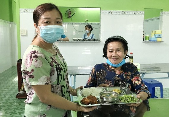 白氏金娟為到飯店用餐的貧困人服務。