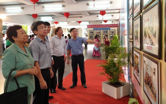 第五郡領導與代表參觀圖片展。