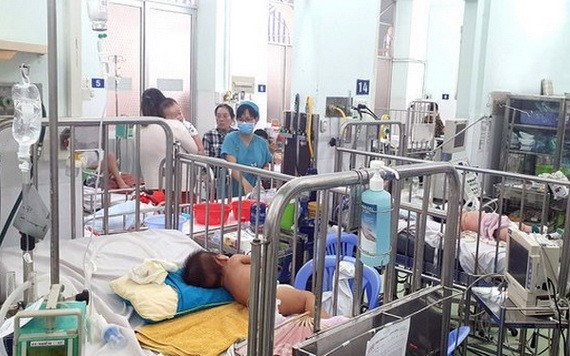 入住市第二兒童醫院接受治療的手足口病童。（圖源：段堅）