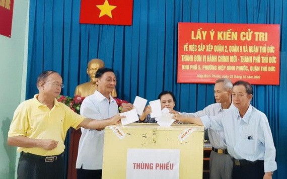 守德郡協平福坊居民對第二、九、守德郡合拼事項進行投票。（圖源：VNN）