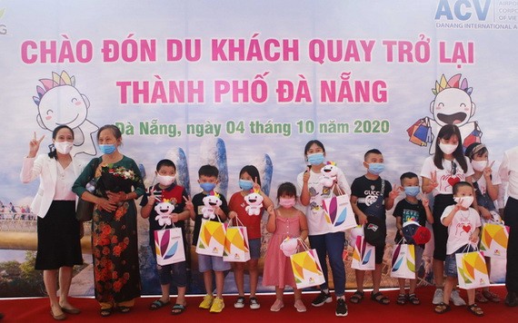 峴港市旅遊廳代表給遊客贈送禮物。（圖源：越通社）