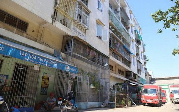 武文傑大道518號公寓E棟傾斜45釐米，難以確保該公寓居民及附近民眾的正常生活。（圖源：小翠）