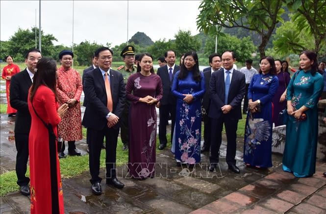 河內市委書記王廷惠（前左二）同代表團親往寧平省華閭縣長安鄉華閭古都國家特別文化歷史遺跡區上香、敬獻鮮花與祭品。（圖源：越通社）