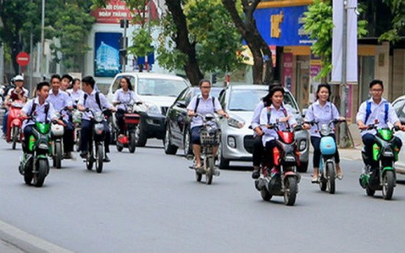 學生騎電動車，但不戴安全帽。