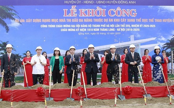 河內市市委書記王廷惠（中）出席東英縣多功能體育館動工興建儀式。（圖源：PV）