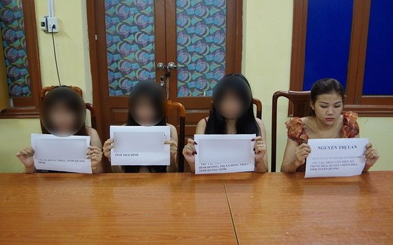 涉淫媒罪嫌犯阮士蘭（右一）及另三名涉賣淫女郎被逮捕。（圖源：警方提供）