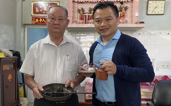 謝祥和老先生（左）向陳列室捐贈懷舊物品。