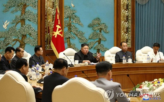 朝鮮國務委員會委員長金正恩 5日主持召開勞動黨第七屆中央委員會第19次政治局會議。（圖源：韓聯社/朝中社）