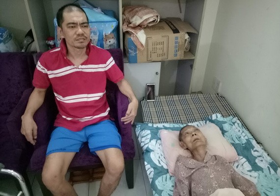 葉保和與臥床不起的老母親。