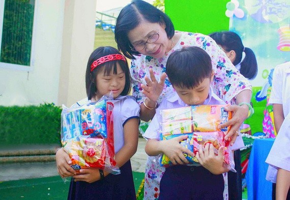 武鴻山殘疾兒童教養中心主任給殘疾兒童贈送禮物。