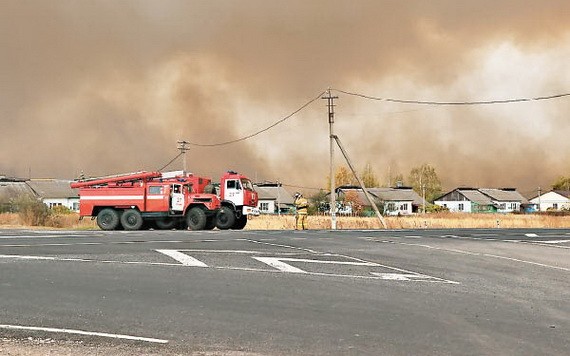 爆炸發生後，軍火庫附近濃煙密佈。（圖源：AP）