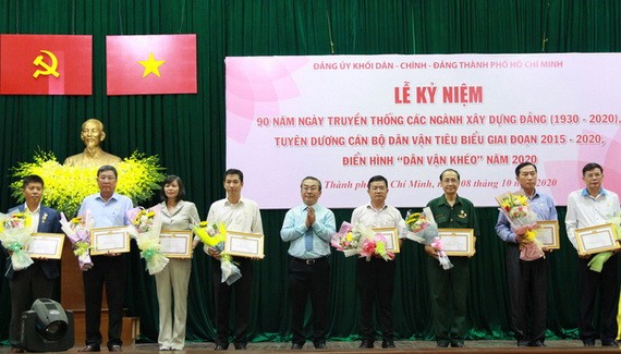 市民-政-黨機關黨委書記武玉國順（中）向2020年模範民運能手的集體和個人頒贈獎狀。（圖源：長煌）