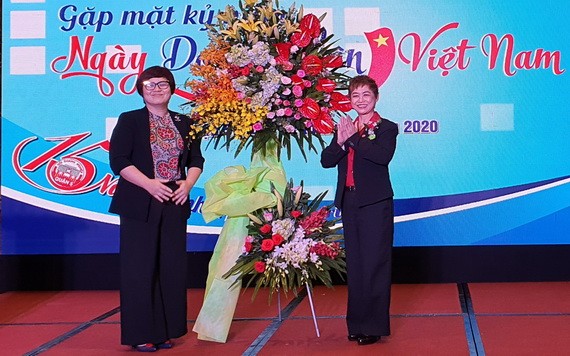 蘇慧蘭會長(右)接過第五郡人委會副主席張明嬌贈送的花籃。