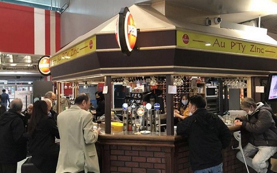 因應法國新冠疫情逐漸惡化，法國巴黎及近郊三省6日晚上起所有酒吧都要在10點關門。（圖源：互聯網）