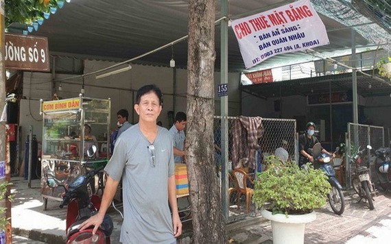 阮科站在自己已被大海公司出售給其他人的P區4號地皮上。