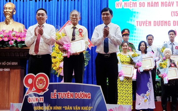 啟秀華文中心校長王沛川(前排中)獲“民運能手”獎狀。