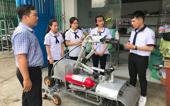 學生組及導師在檢查消防機械人。