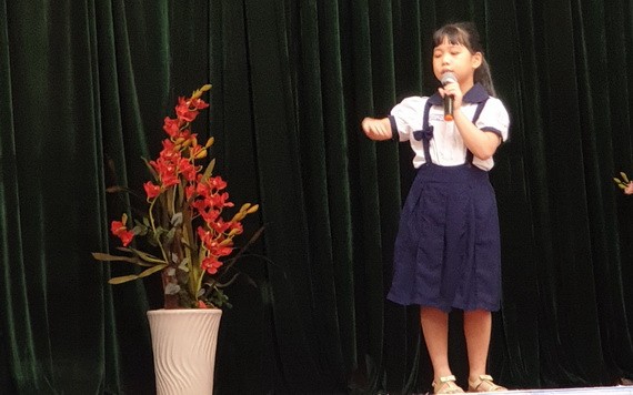 阮李雪明小學生參加比賽。