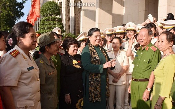 國會常務副主席從氏放（中）與全國毒品防打工作模範婦女團會晤。（圖源：Quochoi.vn）
