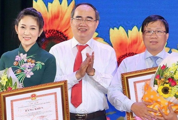 市委書記阮善仁向取得200天競賽運動出色成績的單位、個人頒發獎狀。