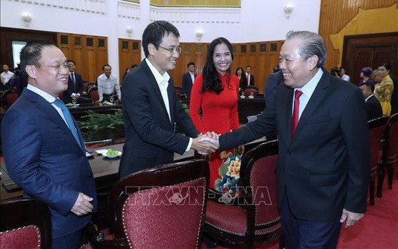 政府常務副總理張和平（右）同年輕企業家們親切握手、互致問候。（圖源：越通社）