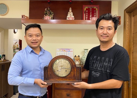 黃宇翔(右)向陳列室捐贈古鐘。