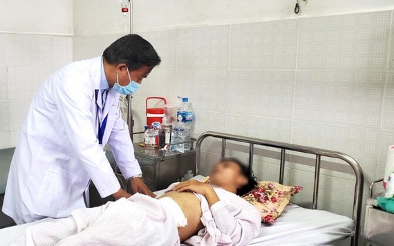 醫生給阿D進行手術後查體，目前阿D 體康穩定。（圖源：院方提供）