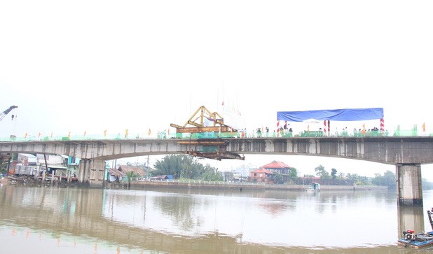 芽皮縣福祿橋合龍 ảnh 1