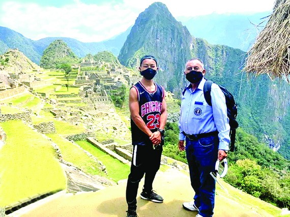 男子片山（左）遊覽馬丘比丘。（圖源：互聯網）