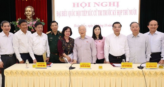 黨中央總書記、國家主席阮富仲同河內市國會代表團成員合照。（圖源：越通社）