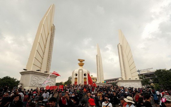 成千上萬要求“變法”的反政府示威者和支持君主立憲制度的“保皇派”兩大陣營同日聚集在曼谷民主紀念碑周圍及附近街道，表達各自立場和訴求。 （圖源：路透社）