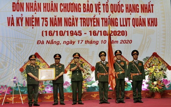 受國家主席的委托，國防部副部長黎詹上將（左三）向第五軍區武裝力量授予一等捍衛祖國勳章。