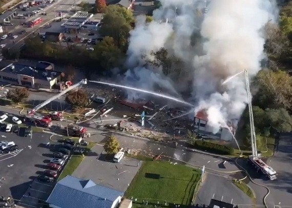 由現場圖片可見，爆炸現場冒出大量濃煙，附近一帶地面滿是瓦礫碎片。（圖源：視頻截圖）