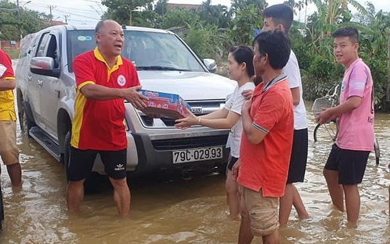 芽莊廣東會館救濟團在香芹村派發禮物。