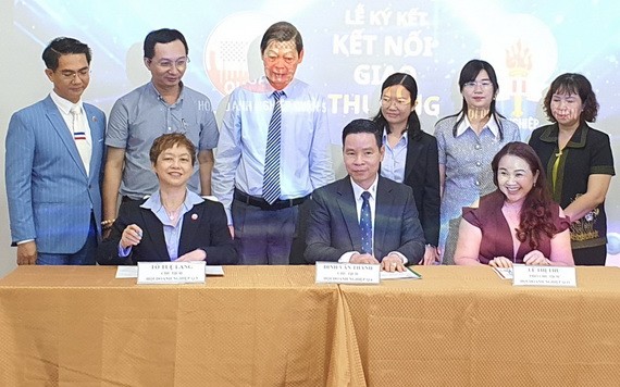 堤岸三郡商會合作備忘錄簽署儀式。