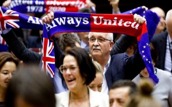 當地時間1月29日，歐洲議會批准“脫歐”協議。圖為投票結束後，在場議員高舉“永遠團結”旗幟。（圖源：互聯網）